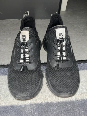 Steve madden sneakers - Använda men i fint skick, storlek 38 men lite små i storleken