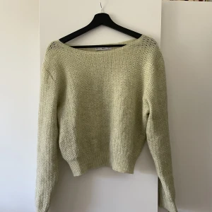 Stickad tröja - mango  - En grön stickad tröja från Mango, inte använt så mkt! 