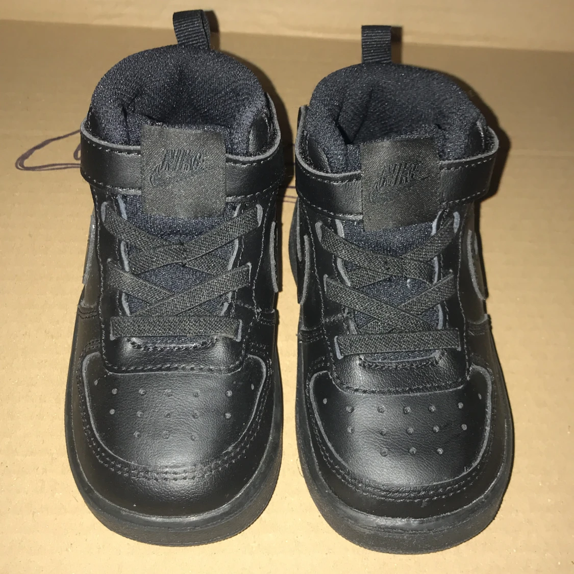 Svarta Nike skor i barnstorlek 23,5 - 91