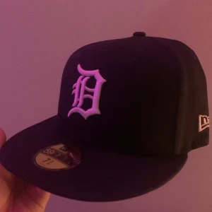 MLB keps - Hej! Säljer min MLB keps eftersom jag beställde den i fel storlek. Den är helt i nyskick. Kan mötas upp i uddevalla.