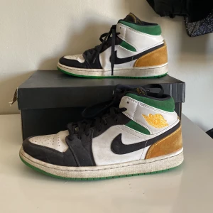 Air Jordan 1 Mid SE White Laser Orange Lucky Green - Storlek 43, lite slitna men väl omhändertagna! Jag säljer för att de inte längre kommer till användning! Jag köpte de för 3000. Köparen står för frakten! 