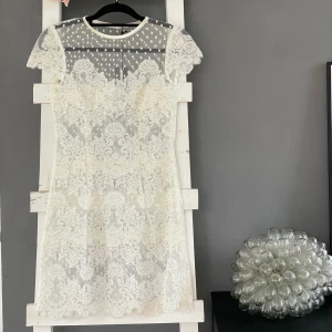 Studentklänning - Studentklänning - Ida Sjöstedt Paris Dress. Slutsåld i denna modell överallt. Använd 1 gång på min studentdag så den är i jättefint skick. Pris: 1300kr + frakt. 