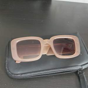Solglasögon från komono, köpta för 600kr