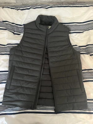 Väst - Väst från Jack & Jones storlek M men passar L knappt använd (Köparen står för frakt) (Köparen står för frakt