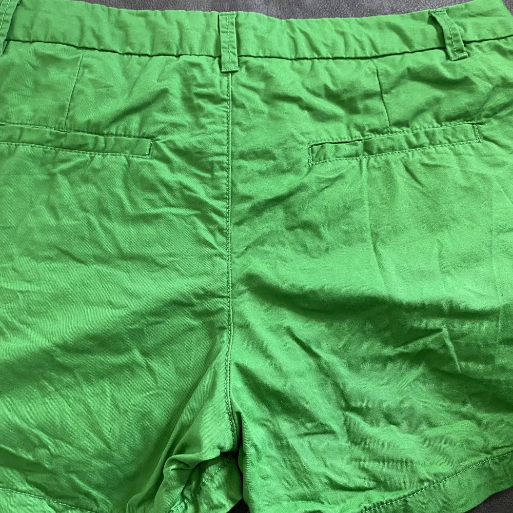 Fina gröna shorts strl 40 från Holly and Whyte säljes för 80:-.  Sparsamt använda. Inte stretchiga…  Rökfritt hem men katt finns.  . Shorts.