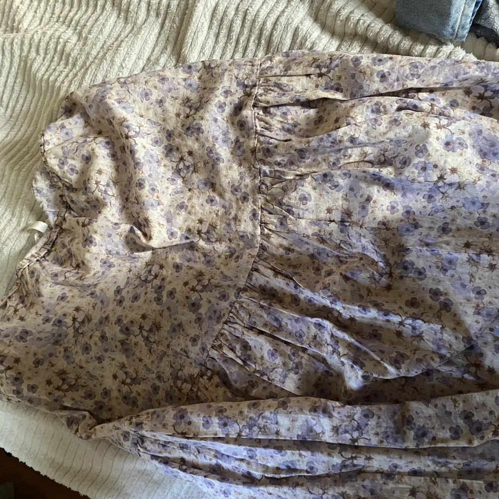 Långkjol i linne med blommigt mönster.  Använd 1 gång . Kjolar.