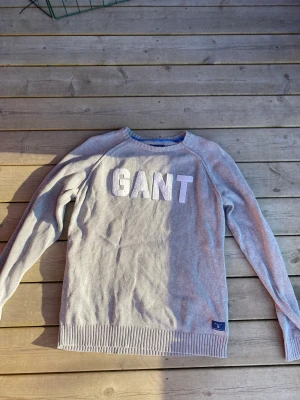 Grå Gant tröja , Stickad - Grå Gant tröja, stickad, storlek M, den är i ganska bra skick, lite använd men inga konstigheter. Säljer den på grund av storleken, ta chansen o köp den för billig peng :D