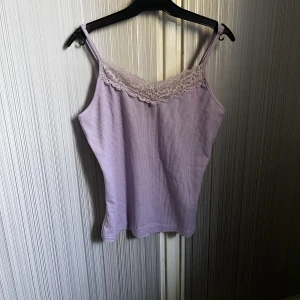 Spets linne - En gullig lila spetstopp från shein. Storlek M passar S.10+frakt