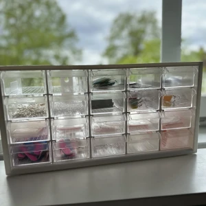 Smycken tillverkning  - Detta är en låda typ fullt med smyckes saker m.m och det är mer saker man får med kom privat för mer bilder, kan skicka och mötas upp. Skicka ett dom om du är intresserad m.m säljer inte under 350kr allt värd ungefär 1000kr