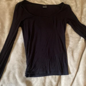 Långärmad tröja - Söt och trendig långärmad tröja, med slits vid ärmarna som är använd ett fåtal gånger, frakt tillkommer 💕