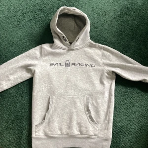 Sail Racing hoodie - Nästan oanvänd. Väldigt bra skick, alltså inga skador eller andra defekter. Storlek XS. Nypris 1300kr.