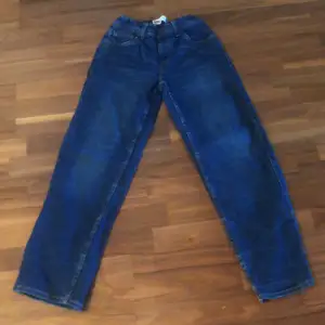 Levi’s jeans som är i gott skick utan hål eller fläckar. De kostar 600 kr nypris.