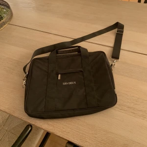 Väska  - Axelväska från les deux! Nypris ca 1000kr och färg på väskan är svart. 
