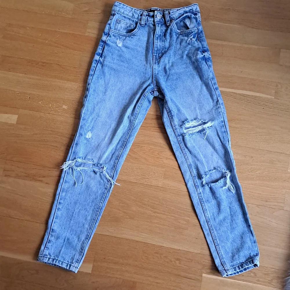 Högmidjade rippade jeans med vida ben i ljusblå färg. Bra skick.. Jeans & Byxor.