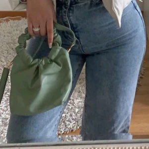 Asos väska - Säljer denna fina gröna väska från Asos då den inte kommer till använding. Rymmer ganska mycket. Skriv för fler bilder 