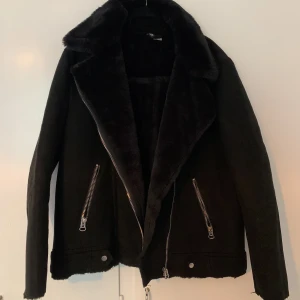 Jacka - Svart jacka från HM med mjukt material på insidan. Har dragkedjefickor. 