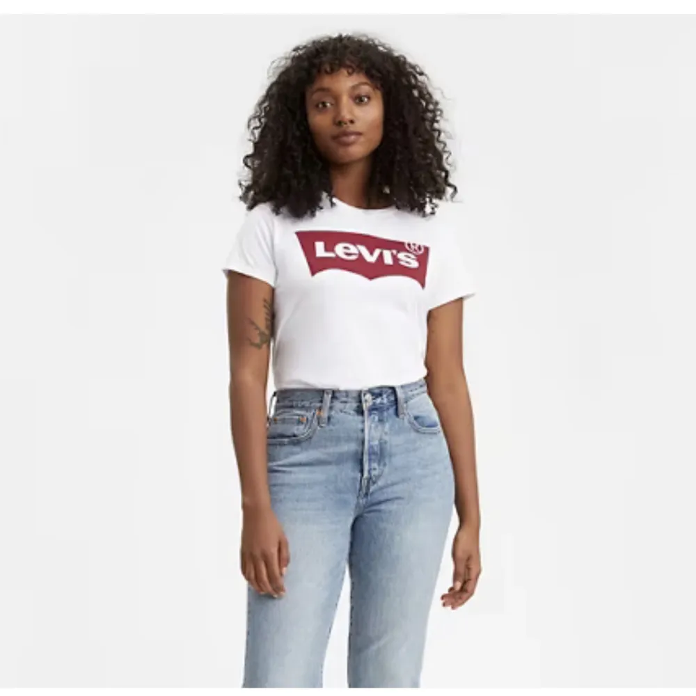 Klassisk Levis T-shirt i storlek S. Fint skick, endast använd ett fåtal gånger. Första bilden är från Levi’s hemsida ❤️. T-shirts.