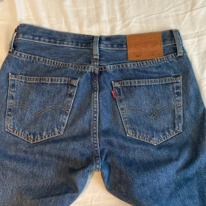 Levis jeans - Levis 501 (herr) i storlek w30 l34.  Bra längd på mig som är 173. Använda en del men inte slitna, säljer eftersom de inte passar.
