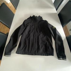 Stone island jacket - Hej säljer nu denna Stone island light soft Shell-R jacket. Modellen är några år gammal och finns ej och köpa i butik längre. Vid frågor eller funderingar är det bara att skriva.