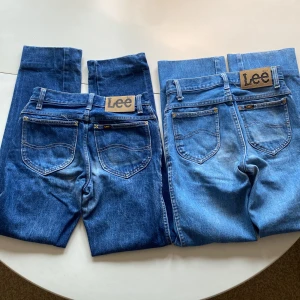 Blå Lee Jeans - Blåa Lee jeans. Fint skick. Säljer pga att de har blivit för små. 400kr för båda eller 250kr per styck. Skriv för tydligare bilder eller fler detaljer!💕