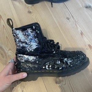 Dr Martens - Säljer mina älskade docs med paljetter. Snyggaste skorna men dom är tyvärr lite små för mig! Lite slitage på paljetterna framtill men annars är dom i bra skick.🌸