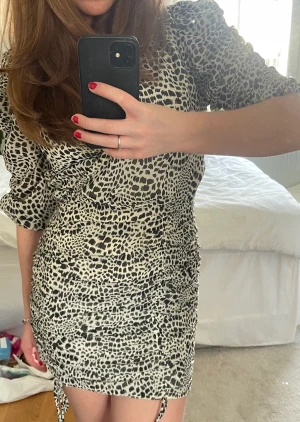 Klänning  - Från Gina tricot stl 34💓💞 jättefin klänning, i princip nyskick. 