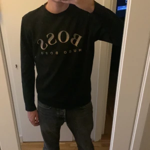 Hugo Boss sweatshirt - Tjena säljer min Hugo boss sweatshirt eftersom den inte har kommit till användning på sistone. Den är i Storlek L och har inga tecken på slitage eller fläckar. Mvh Sebastian