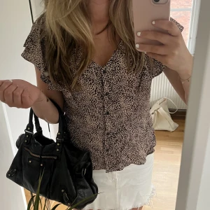 Mango topp - Så snygg topp från mango i leopard mönster! Storlek M men passar även S. Oanvänd skick, prislapp kvar.