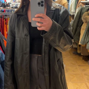 Vintage skinn jacka - Jätte snygg oversized skinnjacka/kappa. Köpt på second hand.  Riktigt bra skick! Knappt använd!! 