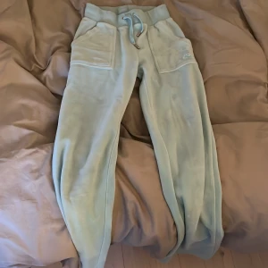 Säljer mina blåa juicy byxor  - Säljer för att dom är för små för mig