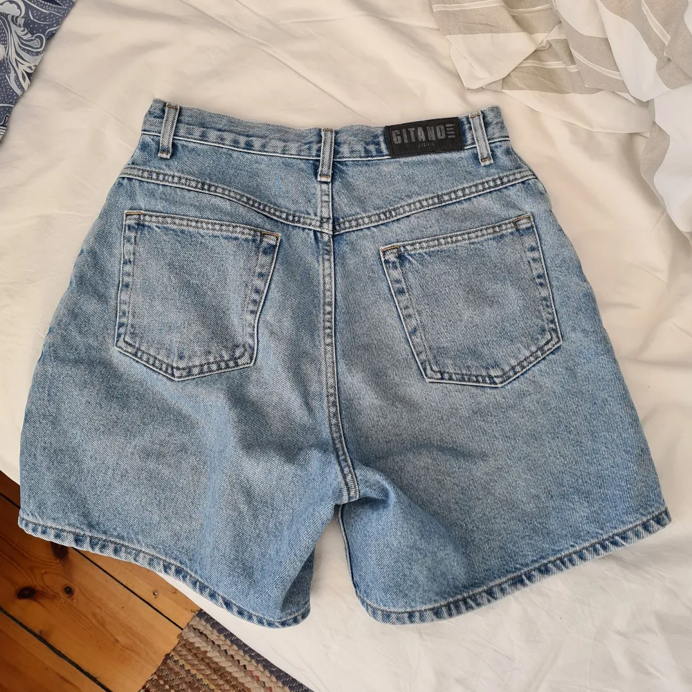 Jeansshorts från beyond retro, hög midja! Jättefint skick, inte alls slitna. Midjemått är 34 när jag mätte tvärs över😝 så strl s/36 antar jag!. Shorts.