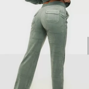 Gröna juicy byxor - Intressekoll på mina sökande juicybyxor. Knappt använda så nyskick! 💖💖 pris går möjligtvis att diskutera..