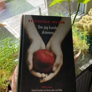 Stephanie Meyers bok ”Twilight” på svenska ”Om jag kunde drömma”. Första boken i twilight serien<3 HARD COVER Finns 2 exemplar (100:-/st)
