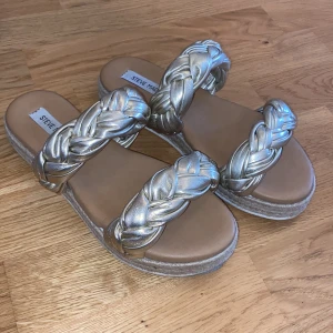 Steve Madden tofflor - Tofflor köpta förra sommaren och använda några gånger. Köpta för ca 1000 kr, storlek 39. 💛💛 har även kvar skolådan.