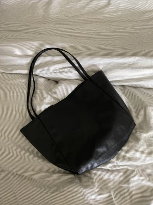 Väska  - Väska, inte skinn men likande. Ser helt ny ut❤️