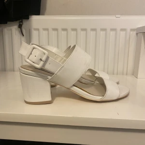 Sandal med låg klack  - Köpt från Nelly för ca 1 år sedan använda 1 tillfälle annars bara stått i garderoben 🤍slutsåld på hemsidan. Inköpt för 499:-