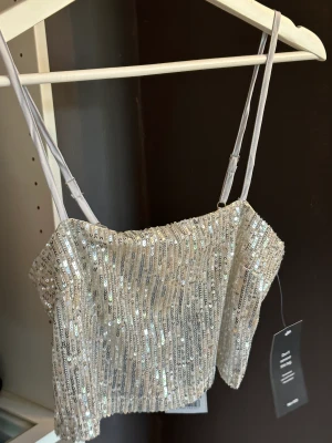 Festtopp - Aldrig använd, lappar kvar. Strl 34. Från Josefine HJs kollektion för nakd. 