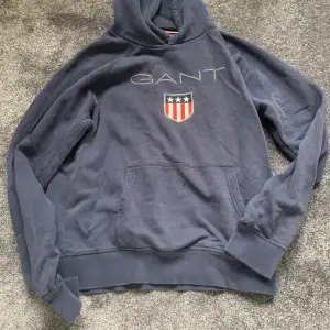 En marinblå gant hoodie med stort tryck där fram där det står GANT. Köpt för 800kr. Har även en svart likadan.