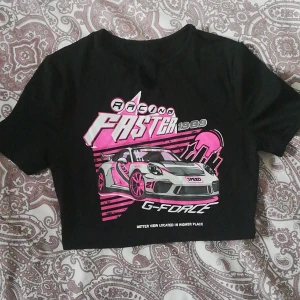 Topp - Säljer en helt ny svart topp från shein. Säljer den då den är lite för kort för mig. Den fungerar som en crop top och materialet är 90% polyester och 10% elastan