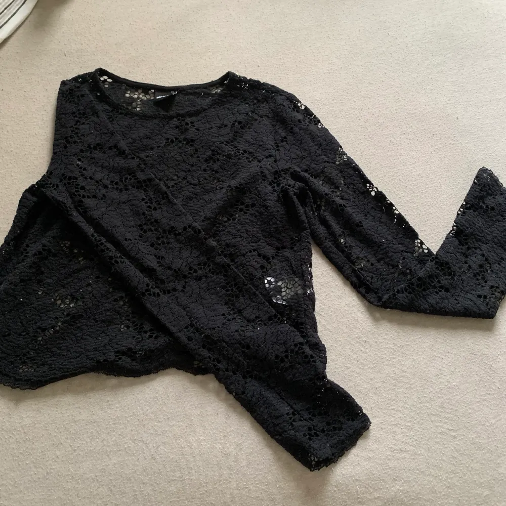 Denna tröja är från Gina och den kan man ha över en vanlig tröja det är så fint men inget jag andvänder längre!🥰🤍orginal pris : 150kr. Blusar.
