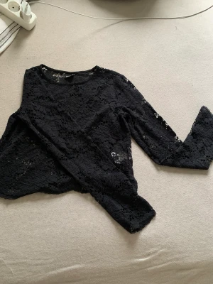 Tröja/nät tröja - Denna tröja är från Gina och den kan man ha över en vanlig tröja det är så fint men inget jag andvänder längre!🥰🤍orginal pris : 150kr