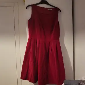 Röd fodrad knälång klänning.