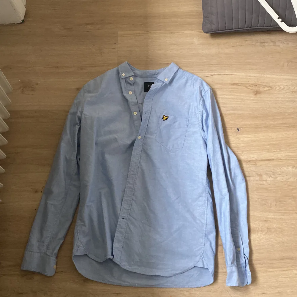 Ljus blå lyle & Scott skjorta köpt på mq för 750kr skick8/10. Skjortor.