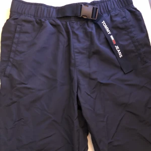 TH byxor - Blue windbreaker pants. Tommy Hilfiger. Aldrig använda 