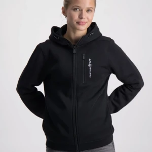 Sail racing  - Säljer min Sail racing hoodie i färgen svart för den inte kommer till användning. Helt okej skick  inga defekter förutom att fram kedjan är Sail racing märket av men de märker man knappt av. Passar mig som har xs/s i storlek. Kp för mer bilder och info!