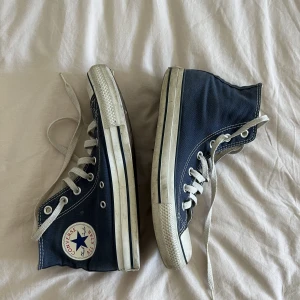 Converse storlek 39 - Säljer dessa Converse i storlek 39, en tvätt i maskinen o dem blir som nya. Inga tecken på slitage mer än lite smuts på sulan som går att tvätta bort lätt.