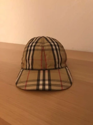 Burberry keps  - Vill sälja med burberry keps den kmr med boxen cond:8/10