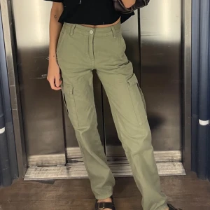 Cargobyxor - Storlek 32, från Pull and Bear!