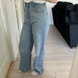 Wide jeans ginatricot  - Säljer mina högmidjade vida gina byxor i bra skick. Jag är 169 och byxbenen går hela vägen ner. Storlek 36. 