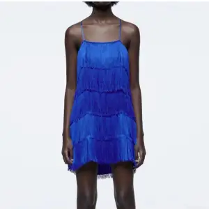 Säljer denna underbara fina zara klänning med blåa fransar på i storlek xs passar även s. Perfekt sommarklänning till sommaren! Kom privat för mer bilder eller frågor💕